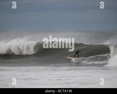 Le surfeur du New Jersey obtient une grande vague, Ocean Beach, NJ Banque D'Images