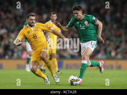 Callum O'Dowda, de la République d'Irlande, et Alexandru Gatcan, de la Moldavie (à gauche), se battent pour le ballon lors de la qualification de la coupe du monde de la FIFA 2018, match du groupe D au stade Aviva, à Dublin. Banque D'Images