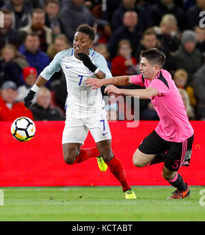 Demarai Gray (à gauche) en Angleterre et Greg Taylor en Écosse se battent pour le ballon lors de l'UEFA Euro U21 qualification 2019, le groupe 4 au stade Riverside, Middlesbrough. Banque D'Images