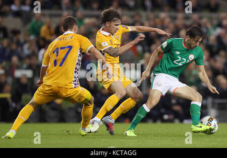 Harry Arter (à droite) de la République d'Irlande s'éloigne des Moldavies Gheorghe Anton et Eugeniu Cociuc lors du match de qualification pour la Coupe du monde de la FIFA 2018, du Groupe d, au stade Aviva de Dublin. Banque D'Images