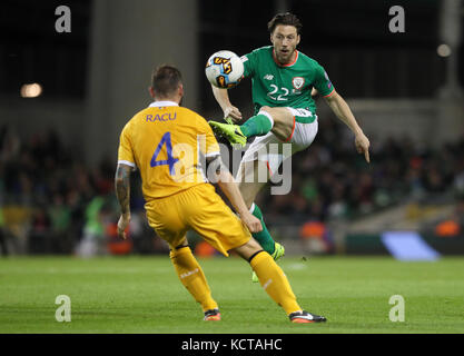 Harry Arter de la République d'Irlande et Petru Racu de Moldavie se battent pour le ballon lors de la qualification à la coupe du monde de la FIFA 2018, match du groupe D au stade Aviva, Dublin. Banque D'Images