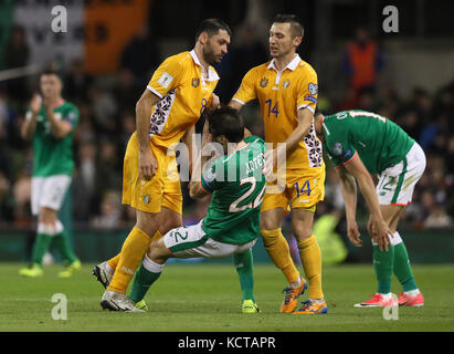 Harry Arter, de la République d'Irlande, se rend au sol après avoir été confronté par Alexandru Gatcan, de Moldova, lors de la qualification de coupe du monde de la FIFA 2018, match du groupe D au stade Aviva, à Dublin. Banque D'Images