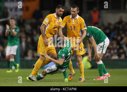 Harry Arter, de la République d'Irlande, se rend au sol après avoir été confronté par Alexandru Gatcan, de Moldova, lors de la qualification de coupe du monde de la FIFA 2018, match du groupe D au stade Aviva, à Dublin. Banque D'Images