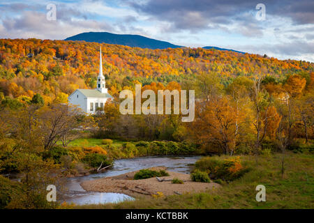 Vue d'automne de l'église communautaire de Stowe, Vermont, Etats-Unis Banque D'Images