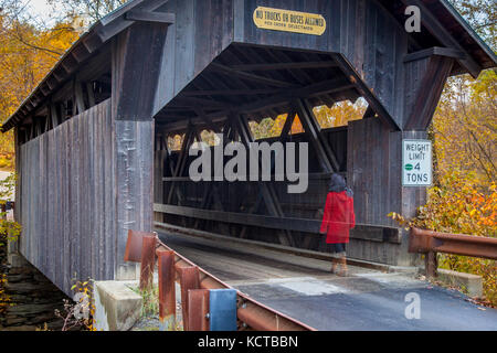 Emily fantomatique Gold Brook Covered Bridge promenades (b 1844), aka Stowe Pont creux ou Emily le pont sur le ruisseau d'or dans la région de Stowe, Vermont, Etats-Unis Banque D'Images