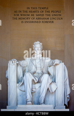 Statue d'Abraham Lincoln à l'intérieur du Lincoln Memorial, Washington DC USA Banque D'Images