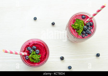 Deux pots de yogourt frappé aux bleuets sur table en bois blanc Banque D'Images