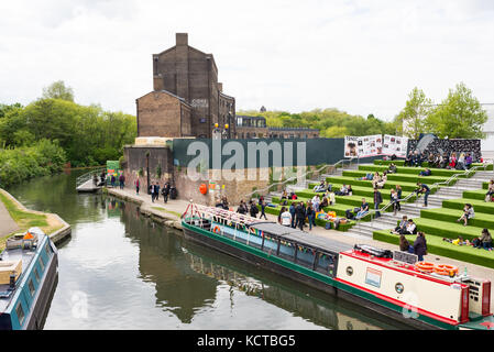 Mesures carrés grenier arrivant au canal, en vert pendant les mois d'été. granary square est une place publique sur les rives de Regent's Canal Banque D'Images