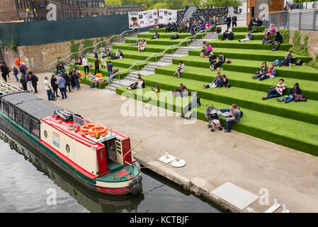 Mesures carrés grenier arrivant au canal, en vert pendant les mois d'été. granary square est une place publique sur les rives de Regent's Canal Banque D'Images