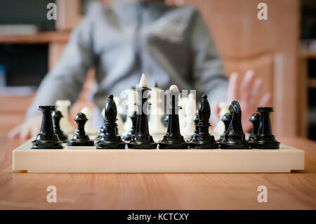 Enfants jouant aux échecs à la table. à l'école la notion d'enfance et des jeux de société, le développement du cerveau et la logique Banque D'Images