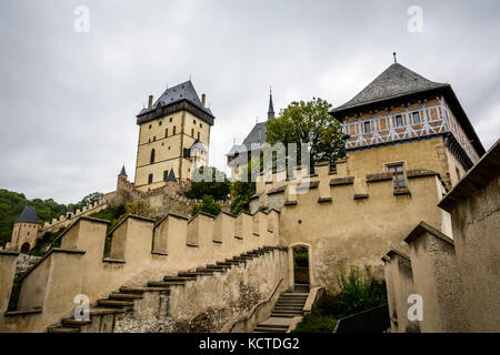 Grand château gothique tchèque dans kralstejn journée ensoleillée Banque D'Images