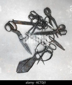 Sélection de vieux ciseaux, petits et grands Banque D'Images