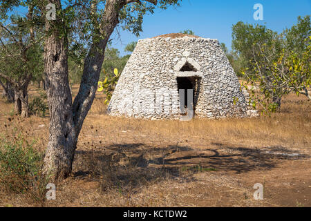 Cet entrepôt traditionnel est appelé en dialecte local. furnieddhu structure toutes faites de pierre, utilisés pour la réparation des outils agricoles dans le pays Banque D'Images