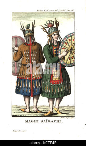 Khakas Khakass de Saygachi ou chamans, près de Krasnoyarsk, en Sibérie. Ils portent un casque décoré avec bois, cuir robes recouvert d'os d'animaux et tenir tambours sacrés. Illustration de Peter Simon Pallas's voyages dans les régions du sud de la Russie. La gravure sur cuivre par Dell'Acqua coloriée par Lazaretti de Giovanni Battista Sonzogno's collection des plus intéressants Voyages (Raccolta de Viaggi Uep Interessanti), Milan, 1815-1817. Banque D'Images