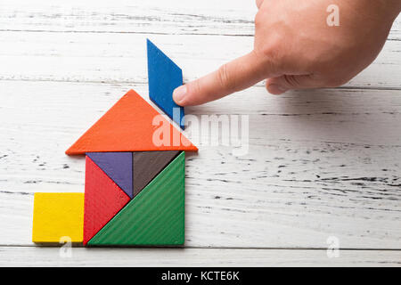 Le dernier bit de finition d'une maison en bois en forme de tangram Banque D'Images