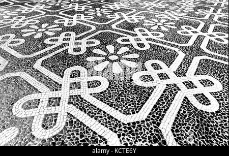 Style traditionnel portugais, conçu avec le noir et blanc des pierres de basalte et de calcaire, utilisées dans les zones piétonnes de portugal Banque D'Images