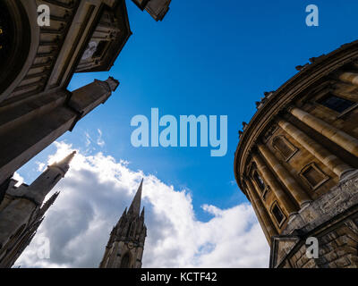 À gauche l'All Souls College, centre, église de l'université de St Marys la vierge, Radcliffe Camera droite, Radcliffe Square, Oxford, Oxfordshire, Angleterre Banque D'Images