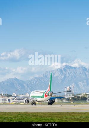 Une alitalia embraer e175lr cityliner le roulage à l'aéroport de Milan Linate. Ces plans d'exploiter les vols courte distance au sein de l'Italie et l'Europe Banque D'Images