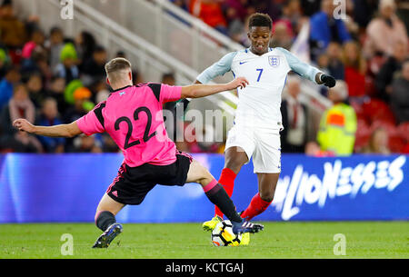 Allan Campbell en Écosse (à gauche) et Demarai Gray en Angleterre se battent pour le ballon lors de l'UEFA Euro U21 qualification 2019, le groupe 4 au Riverside Stadium, Middlesbrough. APPUYEZ SUR ASSOCIATION photo. Date de la photo: Vendredi 6 octobre 2017. Voir PA Story FOOTBALL England sous 21. Le crédit photo devrait se lire: Martin Rickett/PA Wire. Banque D'Images