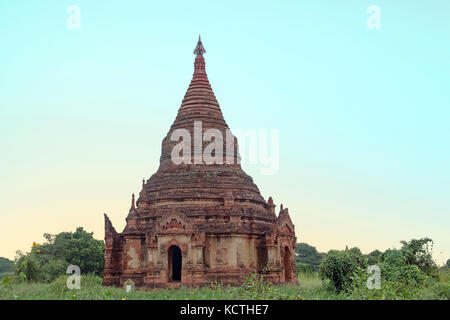 L'ancienne pagode dans le paysage de Bagan au Myanmar au lever du soleil Banque D'Images