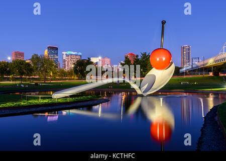 Spoonbridge and Cherry sculpture en face de Minneapolis à nightt skyline. Conçu par Claes Oldenburg et son épouse, Coosje van Bruggen. Le complexe Banque D'Images