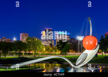 Spoonbridge and Cherry sculpture en face de Minneapolis à nightt skyline. Conçu par Claes Oldenburg et son épouse, Coosje van Bruggen. Le complexe Banque D'Images