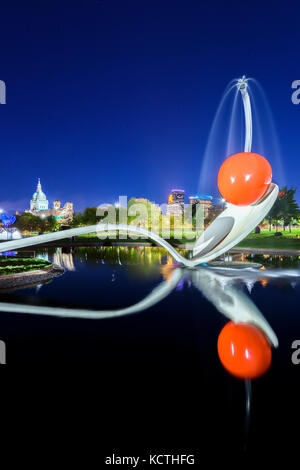 Spoonbridge and Cherry sculpture en face de Minneapolis à nightt skyline. Conçu par Claes Oldenburg et son épouse, Coosje van Bruggen. Le complexe Banque D'Images