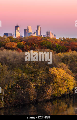 La couleur en automne le long du Mississippi avec l'horizon de Minneapolis dans la distance au lever du soleil. Banque D'Images