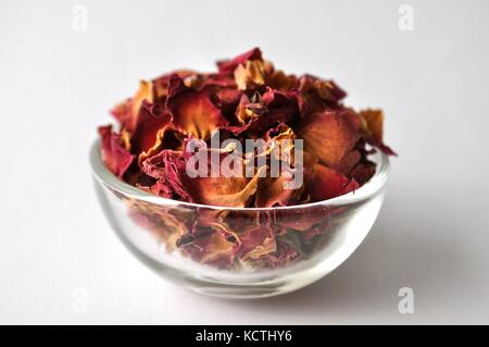 Pétales séchés de plantes médicinales et aromatiques à des fins cosmétiques, alimentaires et médicales. Close-up dans des bocaux en verre sur fond blanc. Banque D'Images