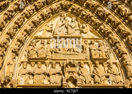 Pierre complexes sur la façade de Notre Dame de Paris, France Banque D'Images