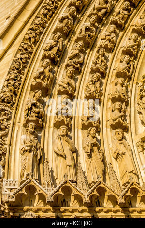 Pierre complexes sur la façade de Notre Dame de Paris, France Banque D'Images