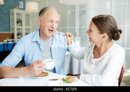 Senior couple having date Banque D'Images