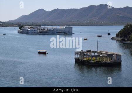 Vue du lac palace du lac Pichola à Udaipur, Rajasthan - Inde Banque D'Images