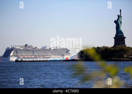 Norwegian Breakaway bateau de croisière passant Liberty Island avec Statue de la liberté à côté dans le port de New York. New York City.New Jersey.USA Banque D'Images