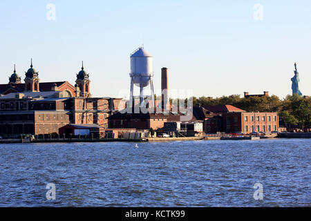 Vue sur Ellis Island depuis le parc national Liberty avec la Statue de la liberté en arrière-plan. New Jersey. États-Unis Banque D'Images