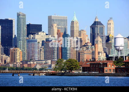 Vue sur les tours de bureaux dans le quartier financier de Lower Manhattan avec Ellis Island et Hudson River en premier plan.New York City.USA Banque D'Images