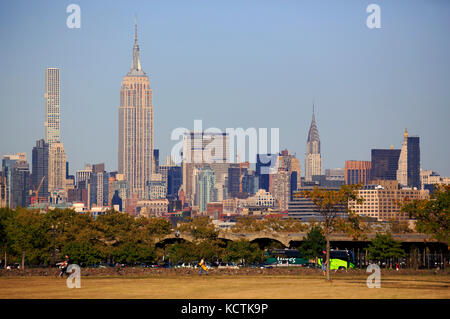 Vue de Manhattan avec 432 Park Ave, Empire State Building, Chrysler Building du Liberty State Park dans le New Jersey.USA Banque D'Images