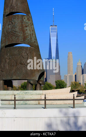 Vue fermée du monument de Columbus au parc national Liberty à Jersey City avec la ligne d'horizon de Lower Manhattan en arrière-plan.New Jersey.USA Banque D'Images