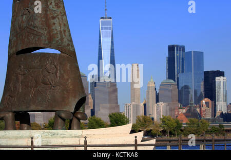 Vue fermée du monument de Columbus au parc national Liberty à Jersey City avec la ligne d'horizon de Lower Manhattan en arrière-plan.New Jersey.USA Banque D'Images