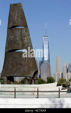 Columbus Monument au parc national Liberty à Jersey City avec vue sur les gratte-ciel de Lower Manhattan en arrière-plan.New Jersey.USA Banque D'Images