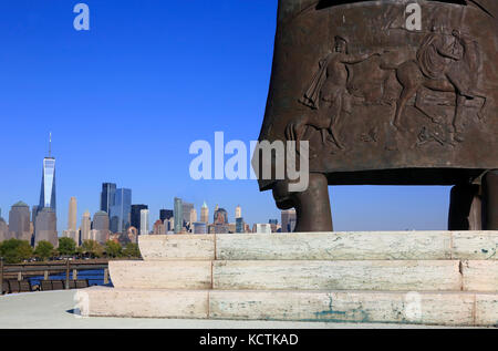 Vue fermée du monument de Columbus au parc national Liberty à Jersey City avec la ligne d'horizon de Lower Manhattan en arrière-plan.New Jersey.USA Banque D'Images