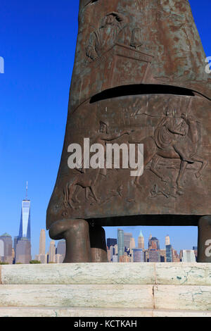 Vue fermée du monument de Columbus au parc national Liberty à Jersey City avec la ligne d'horizon de Lower Manhattan en arrière-plan.New Jersey.USA Banque D'Images