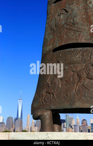 Vue fermée du monument de Columbus au parc national Liberty à Jersey City avec la ligne d'horizon de Lower Manhattan en arrière-plan.New Jersey.USA Banque D'Images