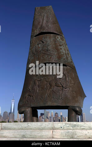 Vue fermée du monument de Columbus au parc national Liberty à Jersey City avec la ligne d'horizon de Lower Manhattan en arrière-plan.New Jersey.USA Banque D'Images