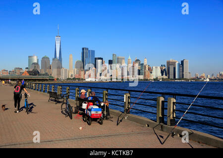 Les gens pêchent dans le parc national Liberty avec la ligne d'horizon de Lower Manhattan en arrière-plan.Jersey City,New Jersey.USA Banque D'Images