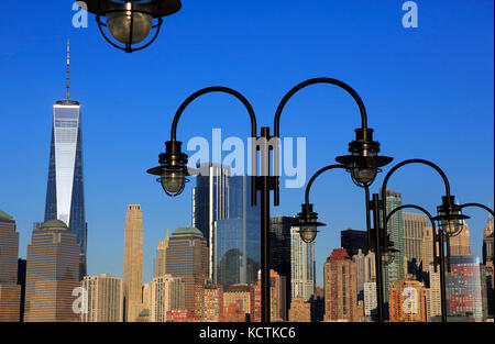 Horizon du quartier financier dans le bas de Manhattan avec Hudson River et lampadaires de l'ancien quai de ferry de Liberty State Park en premier plan.New Jersey, États-Unis Banque D'Images