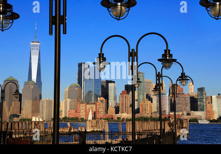 Horizon du quartier financier dans le bas de Manhattan avec Hudson River et lampadaires de l'ancien quai de ferry de Liberty State Park en premier plan.New Jersey, États-Unis Banque D'Images