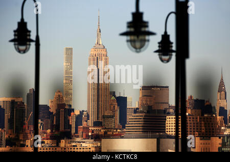 Empire State Building et la ligne d'horizon du centre-ville de Manhattan encadrés par des lampadaires de l'ancien quai de ferry au parc national Liberty. Jersey City.New Jersey.USA Banque D'Images