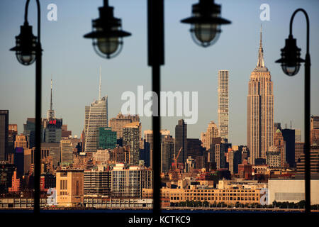 Empire State Building et la ligne d'horizon du centre-ville de Manhattan encadrés par des lampadaires de l'ancien quai de ferry au parc national Liberty. Jersey City.New Jersey.USA Banque D'Images