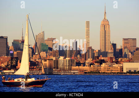 Un voilier dans le fleuve Hudson avec vue sur le centre de Manhattan et l'Empire State Building en arrière-plan.New York City.USA Banque D'Images